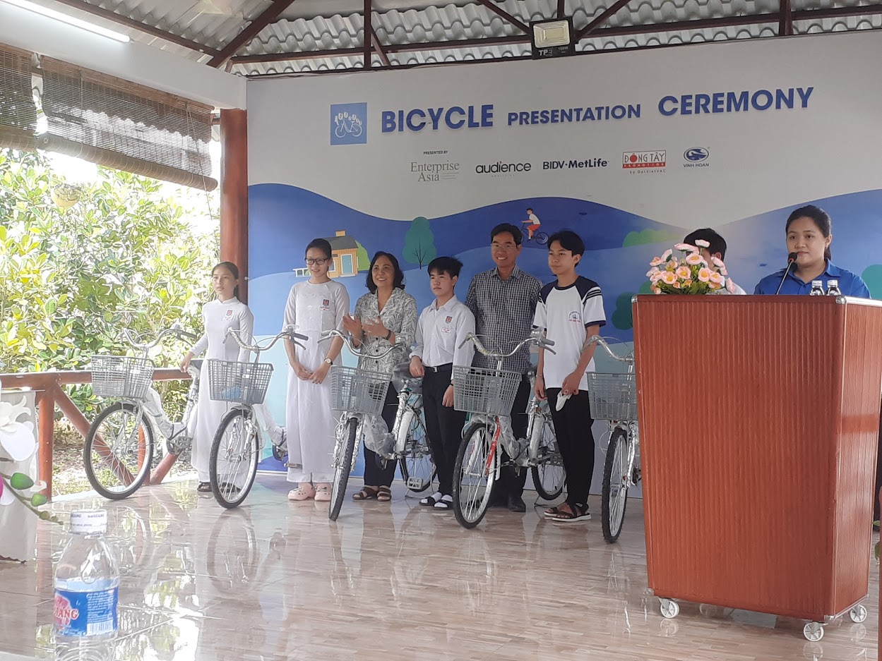 Trao tặng xe đạp cho các em học sinh