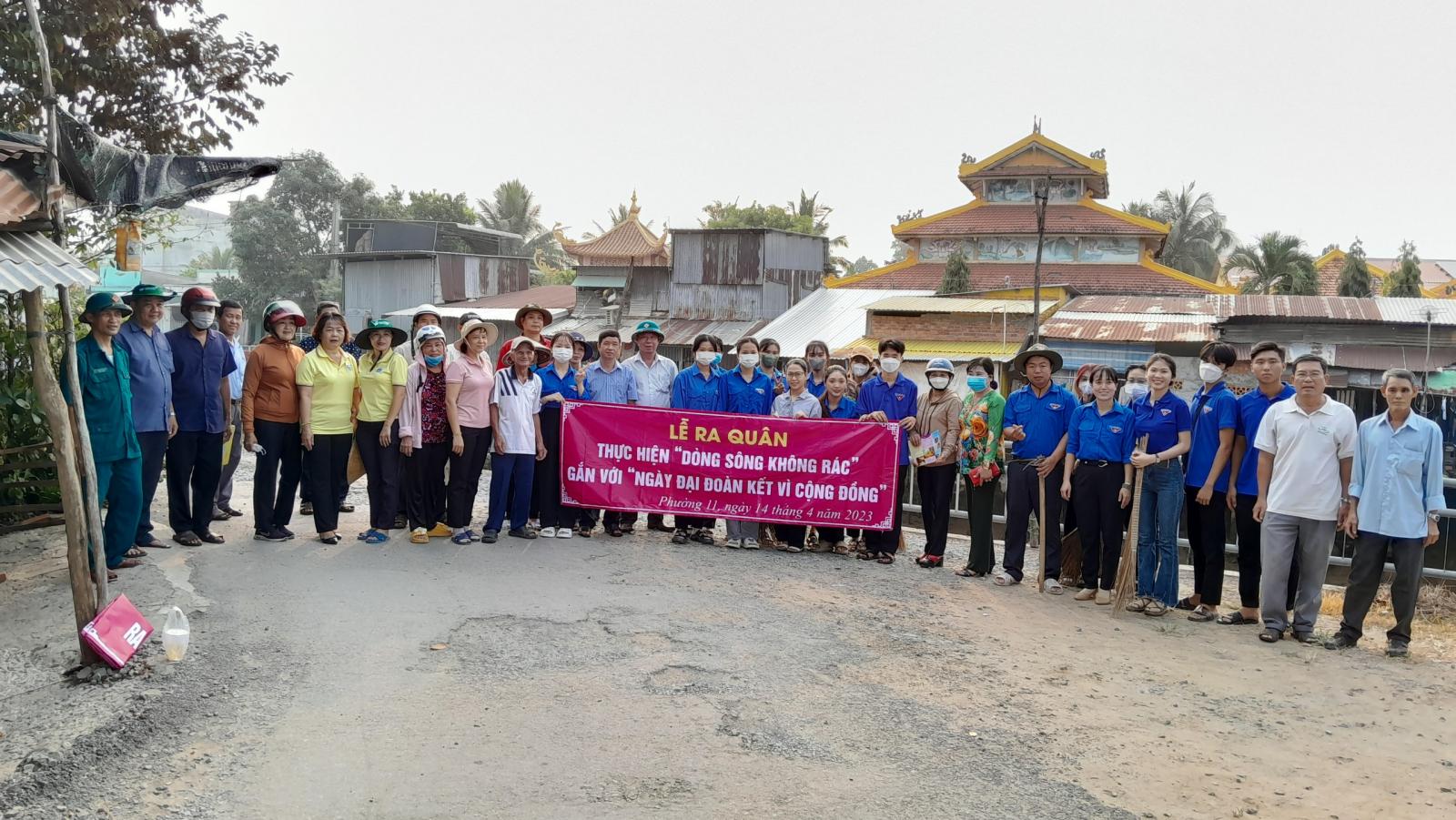 Ra quân thực hiện “Dòng sông không rác” gắn với thực hiện “Ngày đại đoàn kết vì cộng đồng”