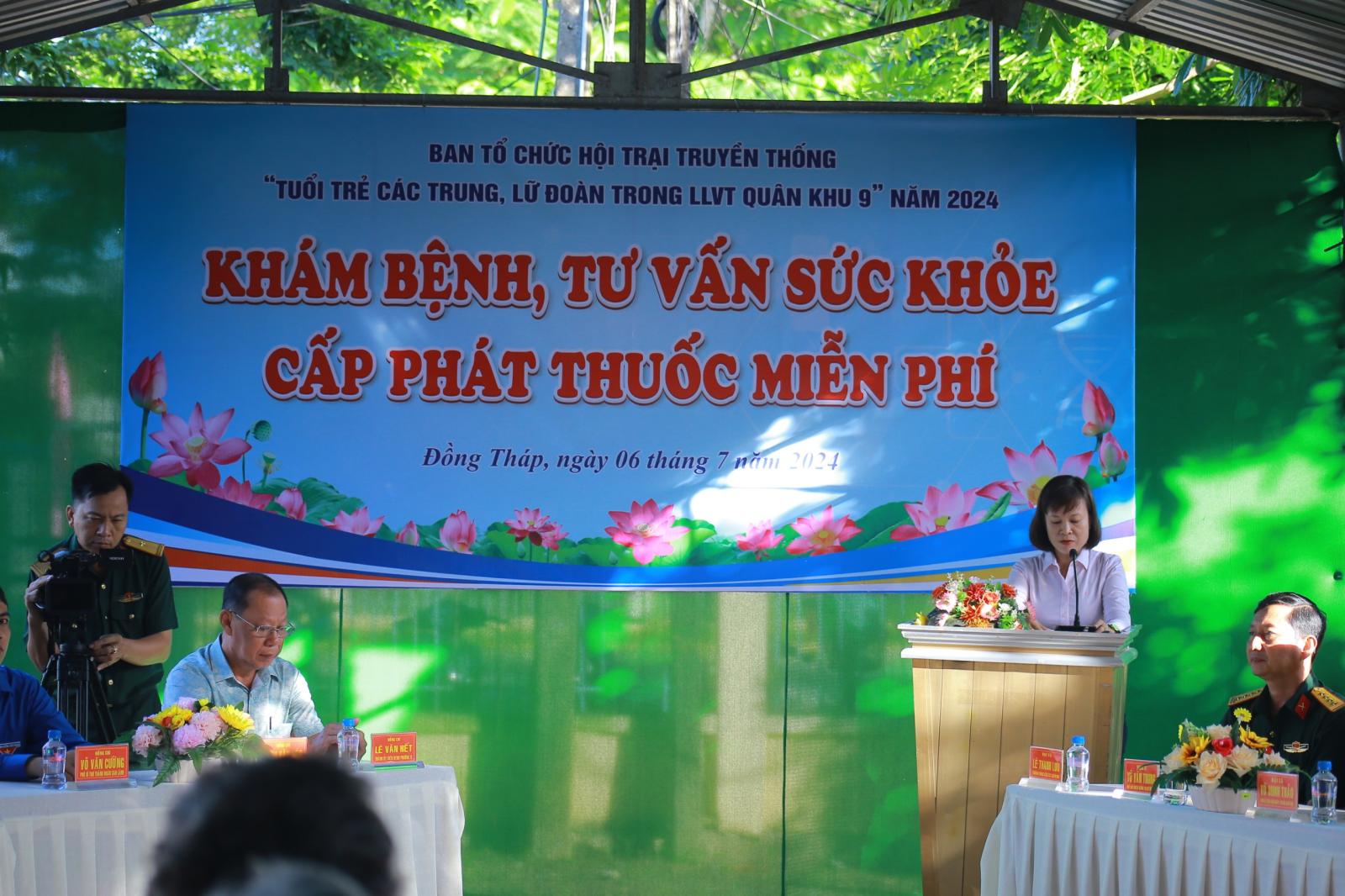 Khám, tư vấn, cấp thuốc miễn phí, tặng quà cho gia đình chính sách,  người có công cách mạng và hộ nghèo